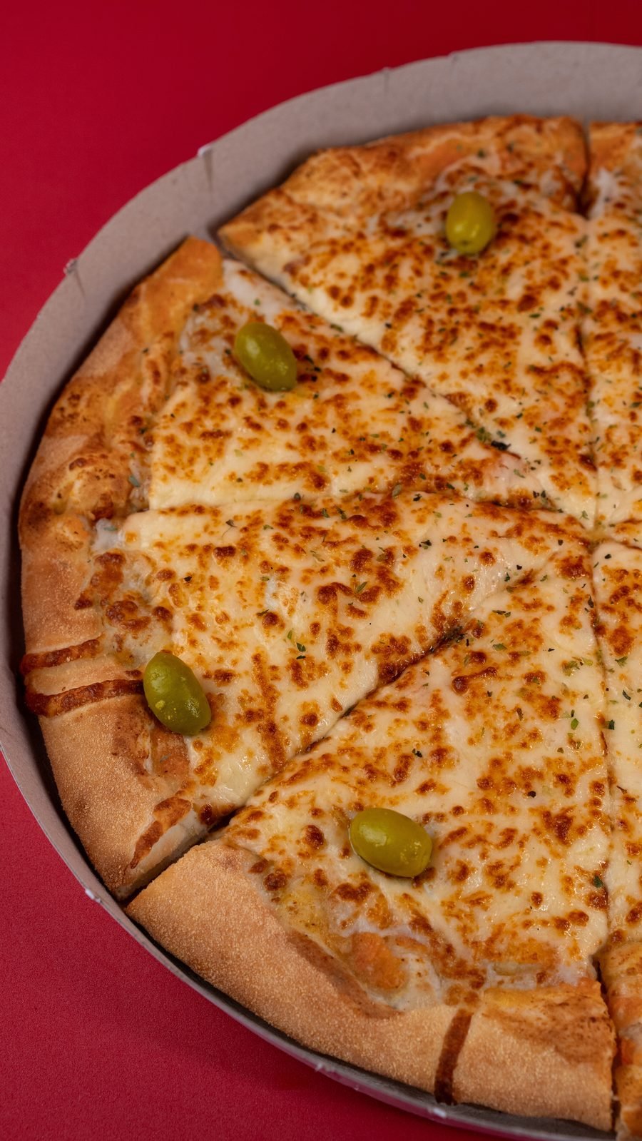 Pizza Mussarela da Venerato, com azeitonas verdes